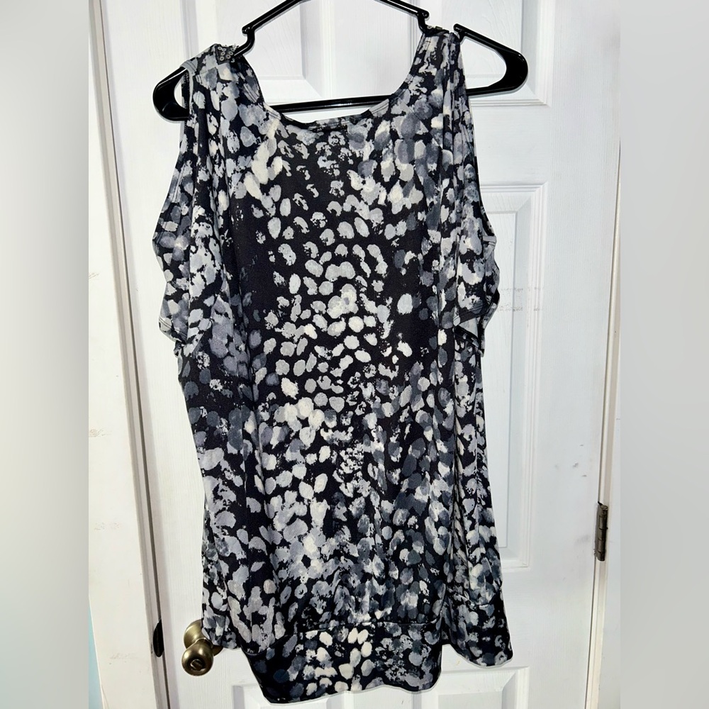 Women's Black and White Patterned Top - Picture 4 of 5